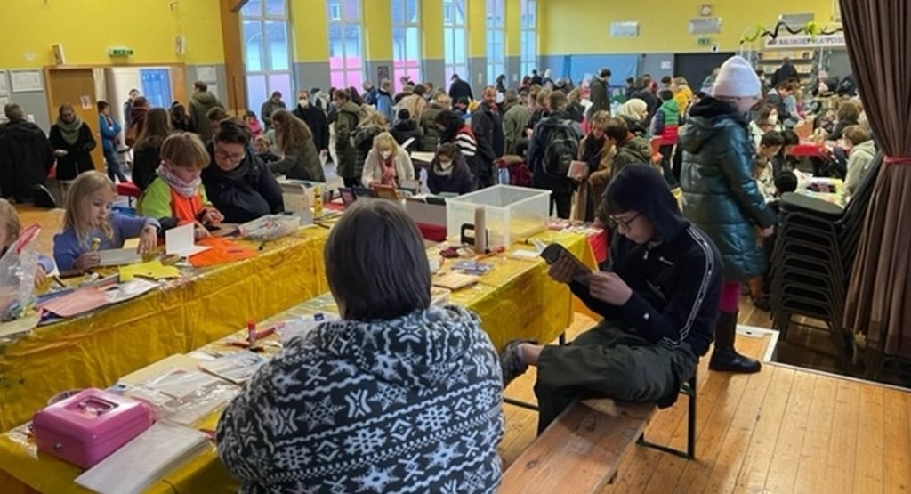 Buchmesse 2022 - Bastelstand - Blick in die Halle Buchmesse 2022 - Bastelstand - Blick in die Halle